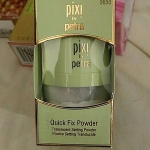 Face Powder . Pixi by Petra
